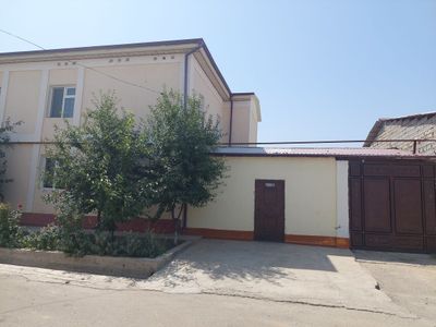 Жомбой центрда 4 сотхли коттедж сотилади.