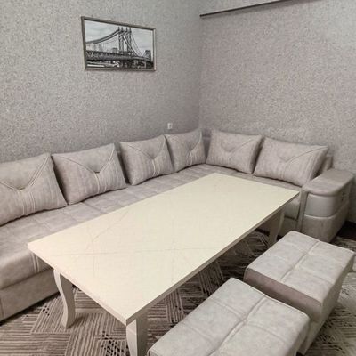 Mehmonxona uchun koʻp funksiyali yumshoq mebellar buyurtma asosida