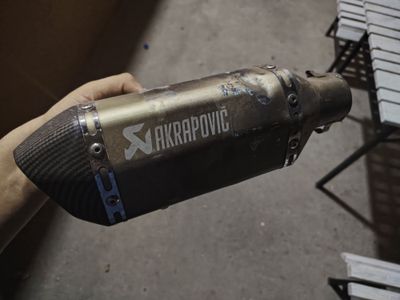 Akrapovich glushitel sotiladi