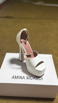 Tufli 1 marta kiyilgan juda toza holatda