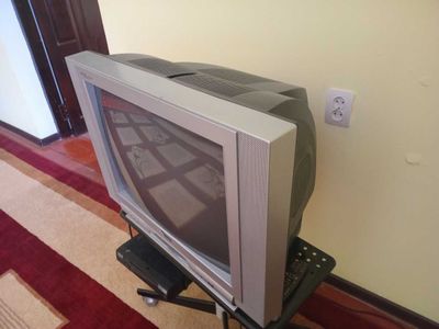 Televizor sotiladi