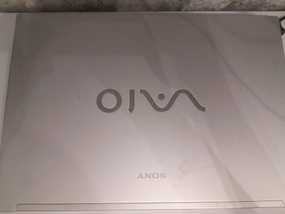 sony ноутбук в комплекте зарядка отлично работает.