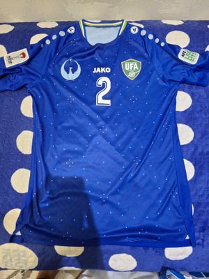 ozbekiston terma jamoasi futbolchisining formasi