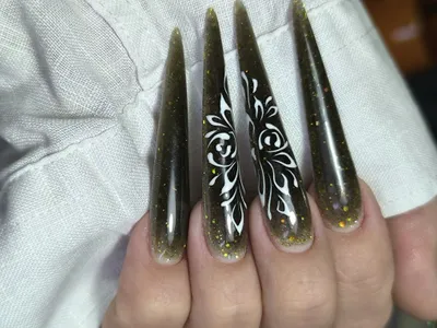 Наращивание ногтей , маникюр , педикюр .