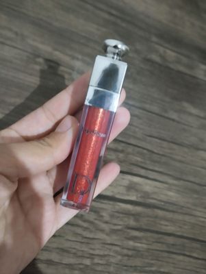 Dior bleskga òxshash blesk yaltiroq zarli