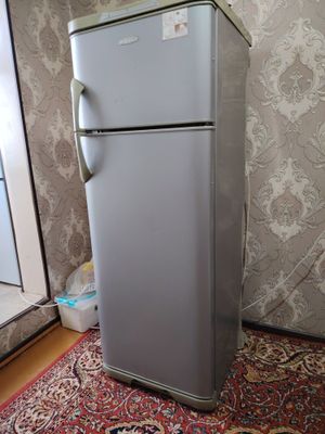 Muzlatgich sotiladi