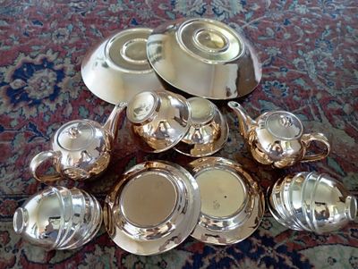 Chinni buyumlari; (choynak, tarelka, piyolalar)