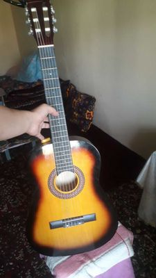 Classik gitara sotiladi