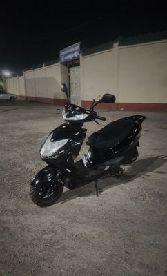 Продаю скутер Qiumotors