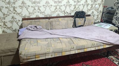 Диван , раскладной ,с мягкими 3 мя подушками