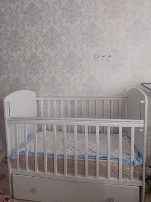 Продается чистая детская кроватка с новым ортопедическим матрасом б/у
