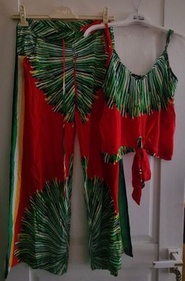 Красный пляжный костюм