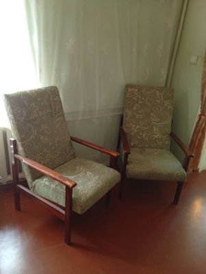 Продается 2 кресла табуретки стулья кровать