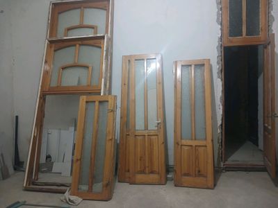eshik va deraza sal eskiroq