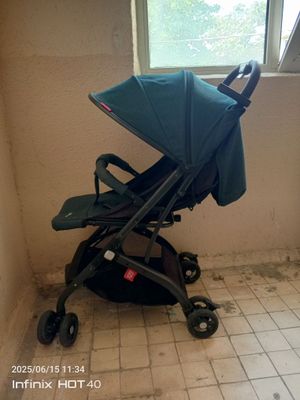 Kolyaska chemodan yengidey turibdi