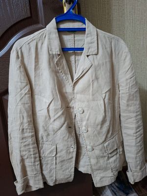 женские пиджаки(marlen 50р белый и UCOB )размеры м