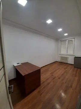 Метро МирзоУлугбекБуньодкор стадион70м²1этаж3комнаты50метров от дороги