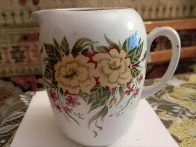 Фарфоровые сливочник и сахарница