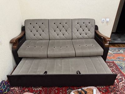 Divan sotiladi. Ikki kishilik boladi. Xolati yaxshi. Kami bor