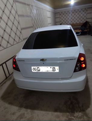 Lacetti 1.8 sotiladi