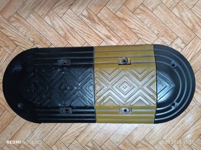 Лежачий полицейский Б/У. 7.5метра черно-желтый.
