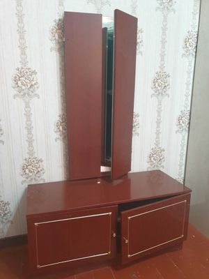 Советское трюмо с зеркалом. Цена 100 тысяч.