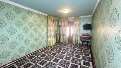 Шахар маркази Саьнат Саройи 1 хонали квартира сотилади.ID: 1191
