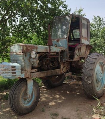 T-28 traxtr sotiladi