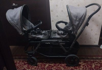 Egizaklar uchun kolyaska