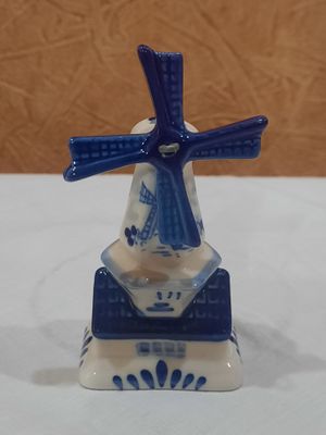 Миниатюрная фигурка ветряной мельницы из делфтского фарфора, Голландия