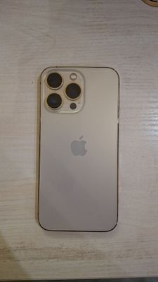 Золотистый iPhone 13 Pro.