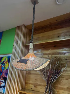 Плетёные подвесные светильники — 7 штук.