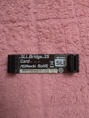 Гибкий мост SLI для видеокарт.