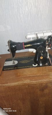 Tikuv mashinasi sotiladi. Продается швейная машина.