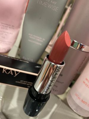 Помада от бренда Mary Kay