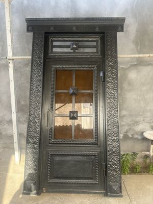 серая железная дверь