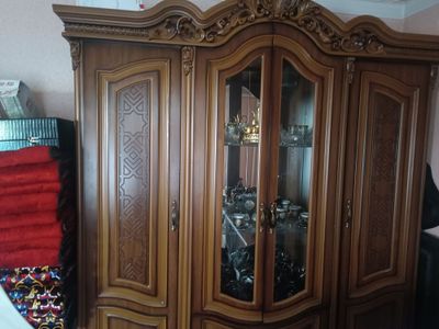 Сервант сотилади. Кизикканлар буса тел килинг еки тгдан ёзишиз мн