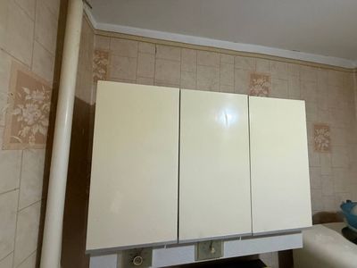 Кухонная мебель и холодильник в нормальном состоянии