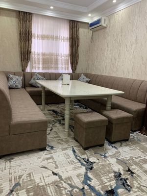 Sotiladi devan stol 4 ta pufigi bor tegi sandiqli 400$