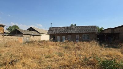 Yer sotiladi rohatdan 3km Boltada 15 sotix Fasaf 27.5x56m