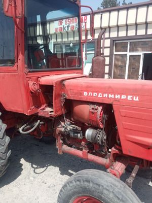 Traktor sotiladi t25