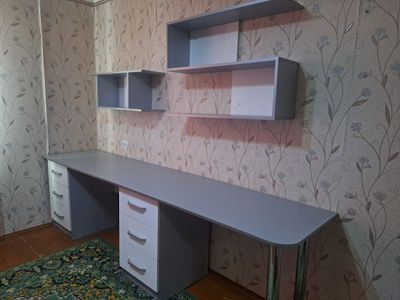 Продажа б/у письменного стола с ящиками и книжными навесными полками