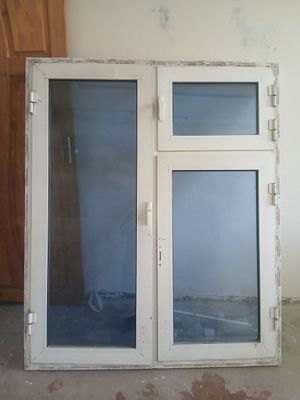 Продам акфа окно алюминивое, в нормальный состояние, стекла затемненны