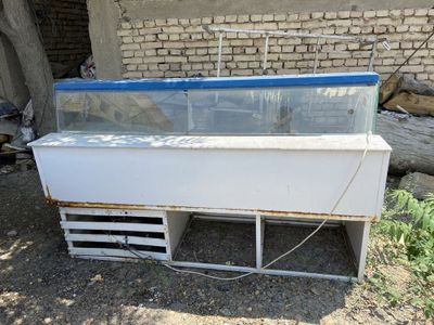 Xolodilnik vitrina sotiladi