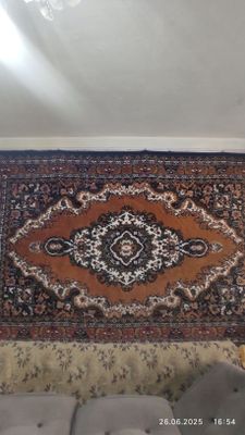Продаются два ковра и люстра