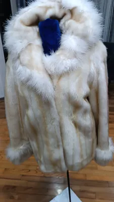 Полушубок с лебяжьим пухом почти новый.