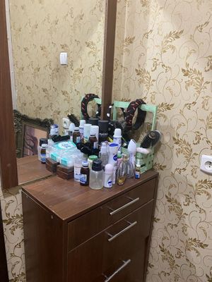Тумбочка и зеркало в отличном состоянии.