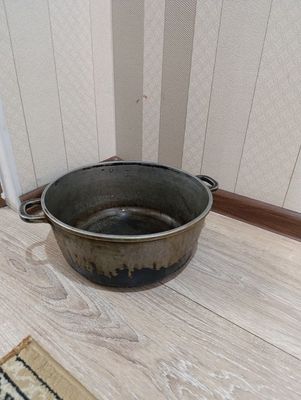 Казаны чугунные маленький один и два больших