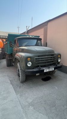 Zil sotiladi. Holati alo. Tayyor yurib turgan moshina