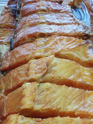Рыба холодного копчёная, вяленая, закуски, на стол - в ассортименте